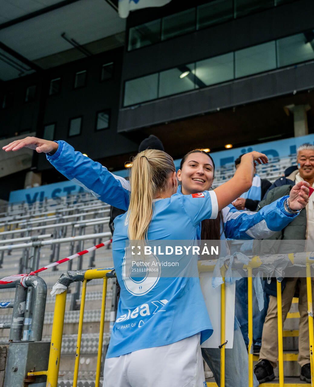 Malmö FFs Nellie Lilja med en supporter