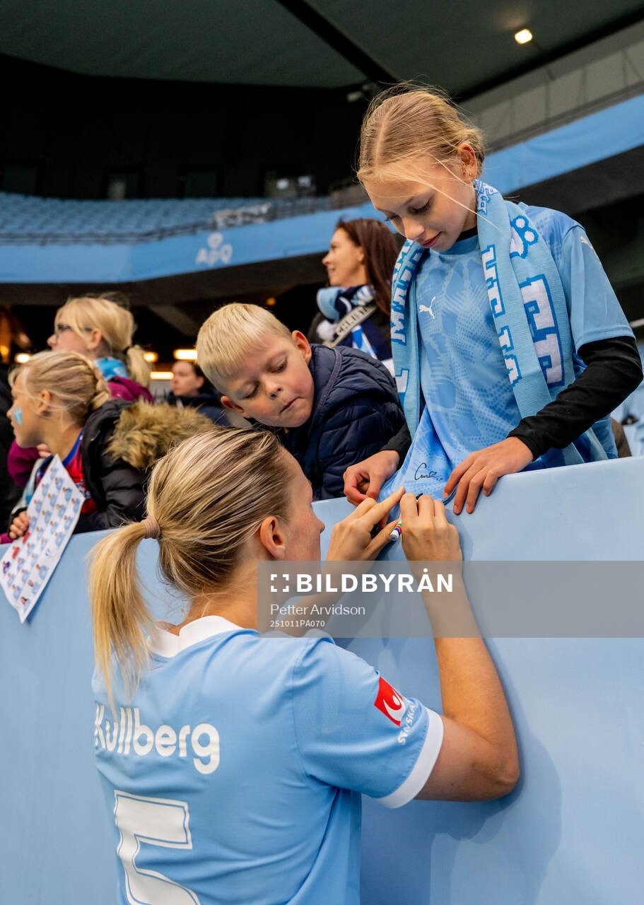 Malmö FFs Sanna Kullberg skiver autografer