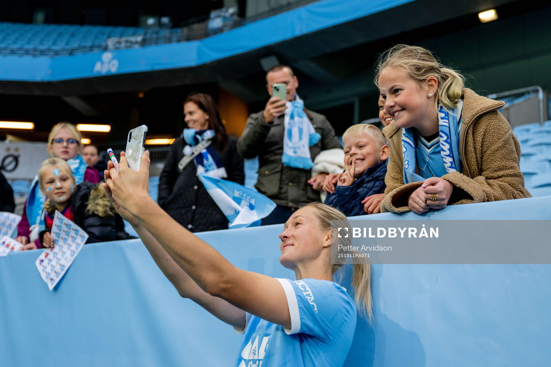 Malmö FFs Sanna Kullberg tar selfies med supportrar