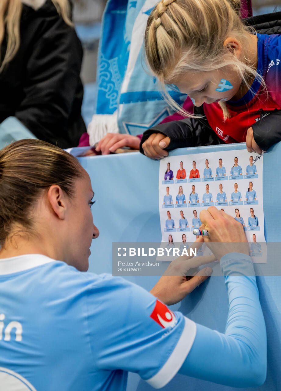 Malmö FFs Anna Plantin skiver autografer
