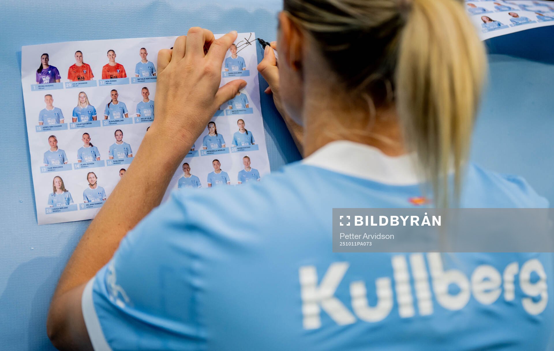 Malmö FFs Sanna Kullberg skiver autografer