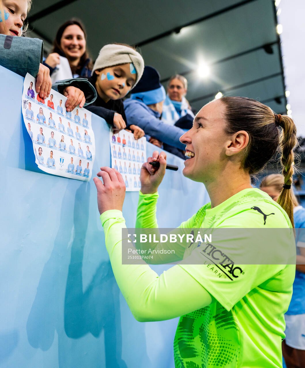 Malmö FFs målvakt Moa Öhman skiver autografer