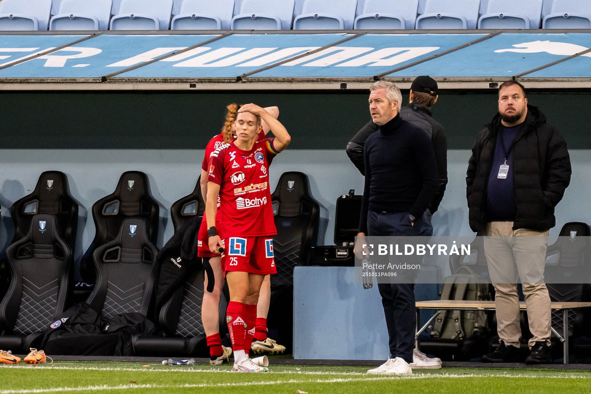 Linköpings Jonna Andersson och tränare Willie Kirk  deppar