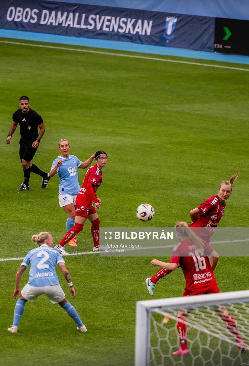 Malmö FFs Mia Persson testar skott förbi Linköpings Miu