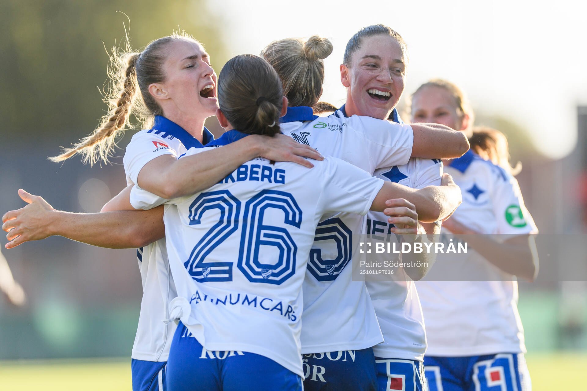 IFK Norrköpings Jessica Wik jublar med lagkamrater