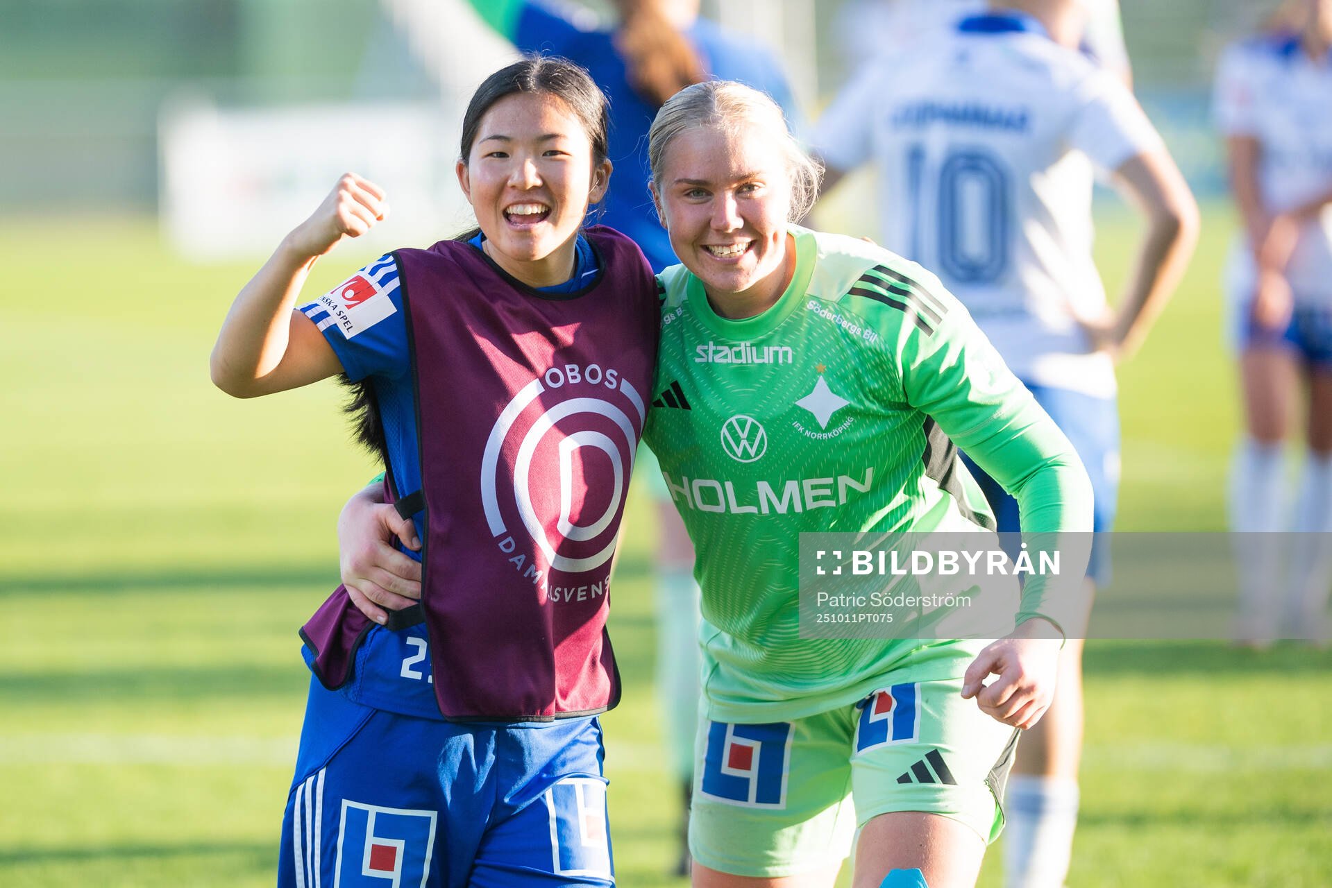 IFK Norrköping FKs Viktoria Veber och Sofia Hjern jublar