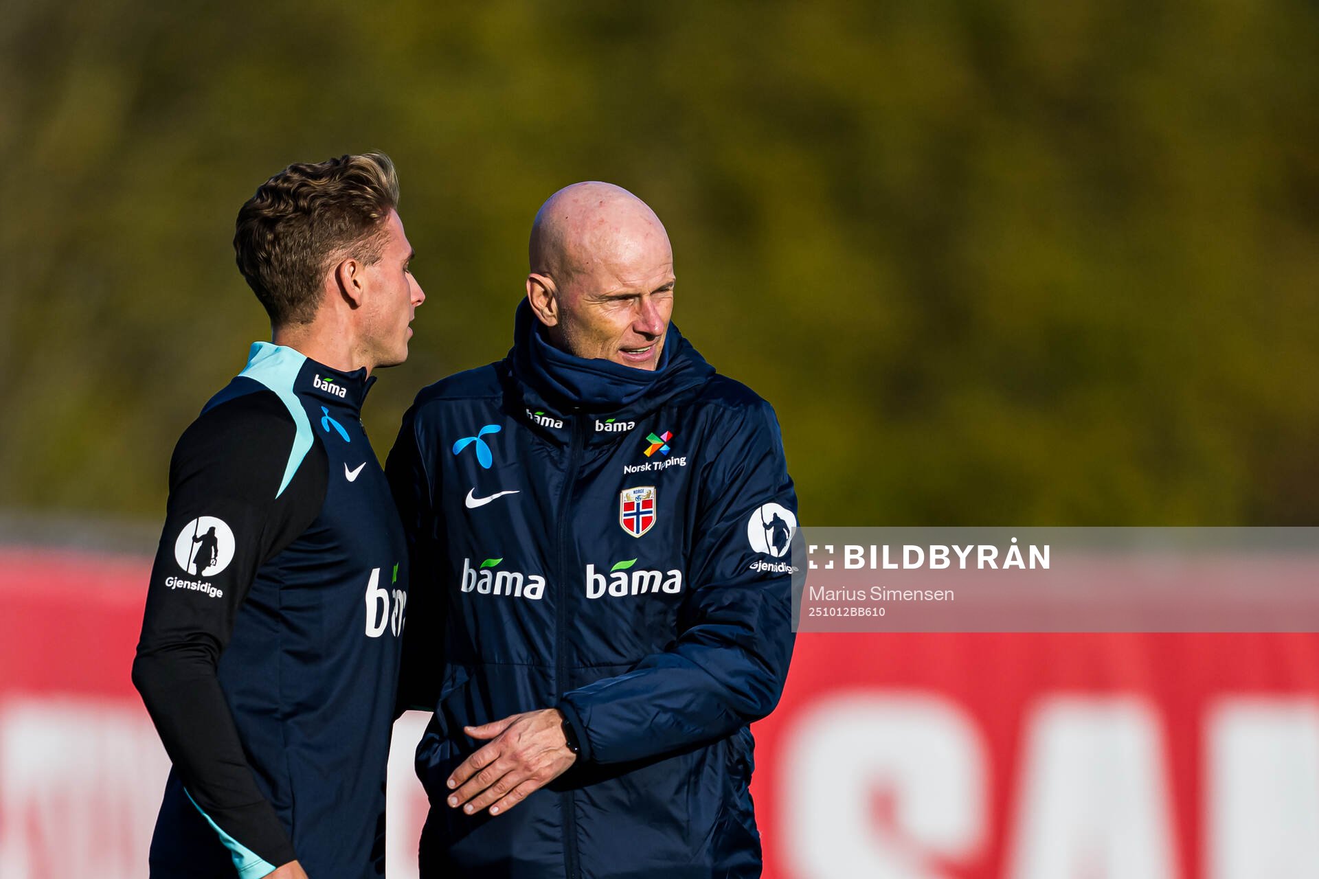 Sebastian Sebulonsen and head coach Ståle Solbakken of the