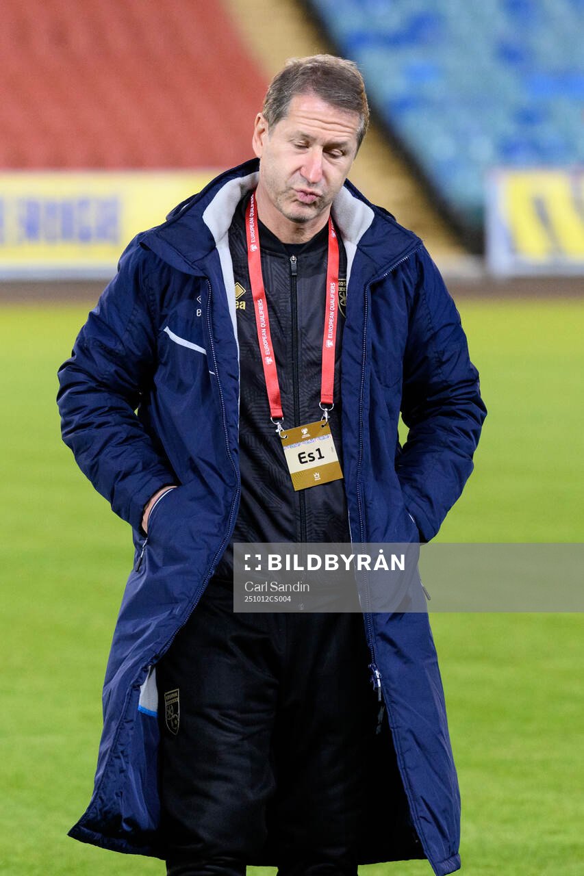 Head coach Franco Foda of Kosovo