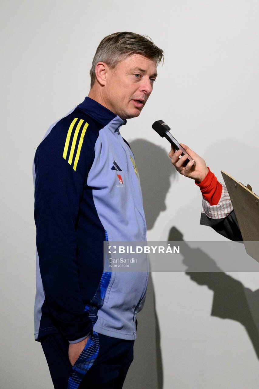 Head coach Jon Dahl Tomasson of the Swedish men's national