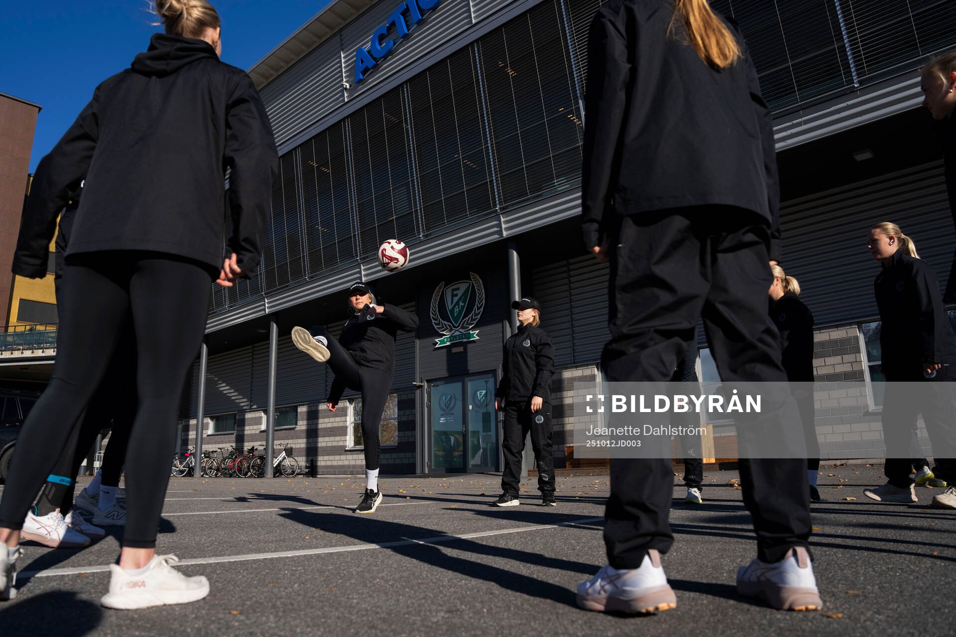 Brynäs Elin Svensson värmer upp
