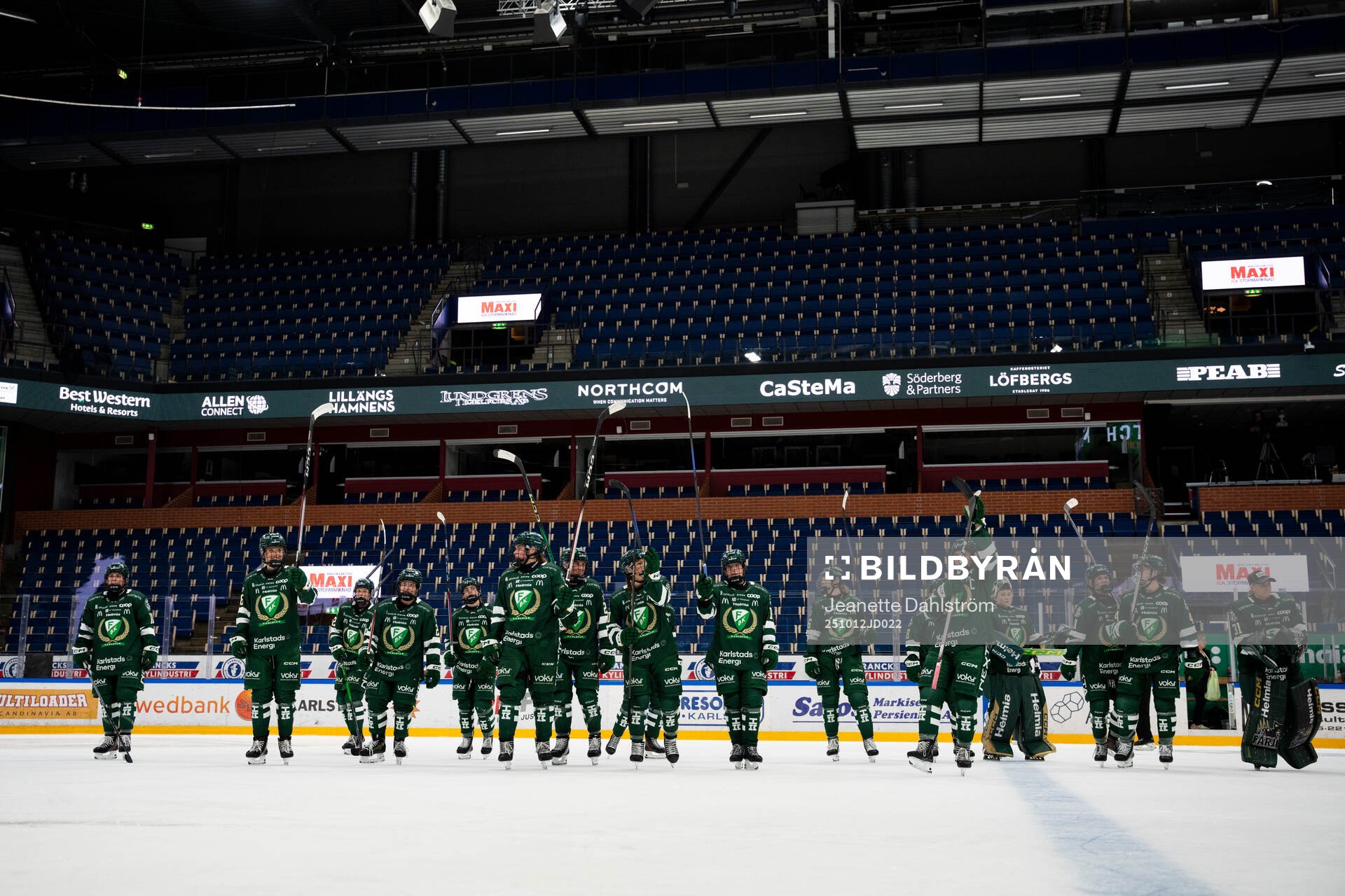 Färjestads spelare tackar supportar