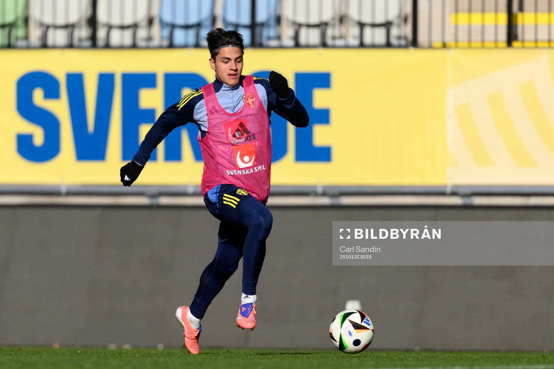 Matteo Perez Vinlöf of the Swedish under-21 national