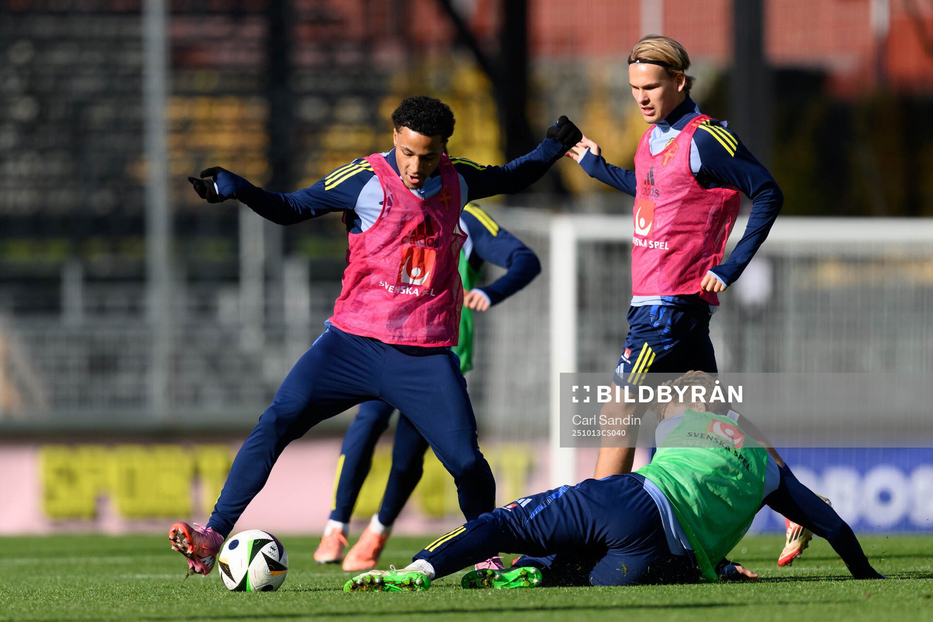Momodou Sonko and Markus Karlsson of the Swedish under-21