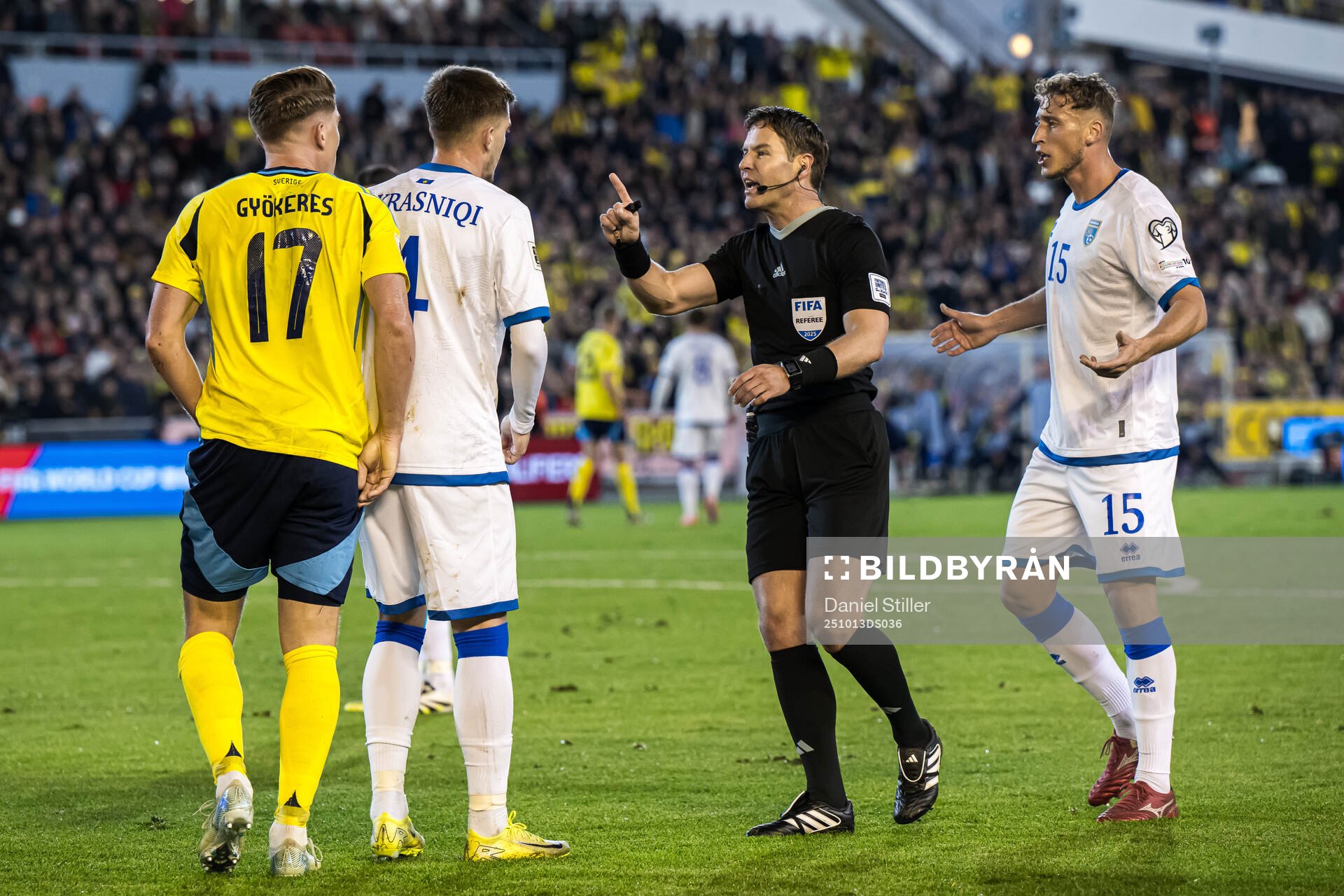 Referee Danny Makkelie and Viktor Gyökeres of Sweden