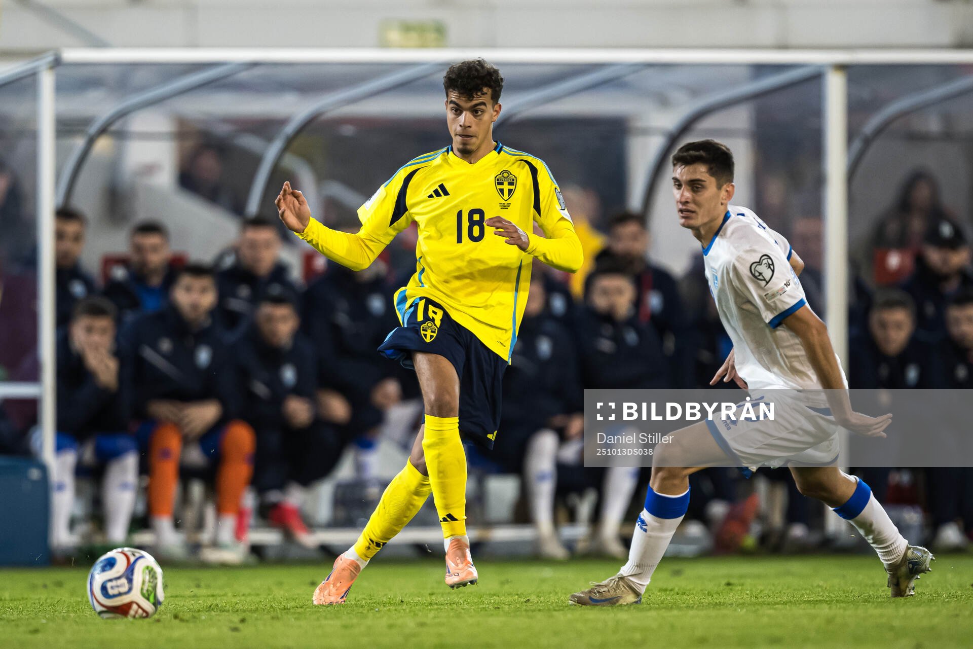 Yasin Ayari of Sweden and Edon Zhegrova of Kosovo