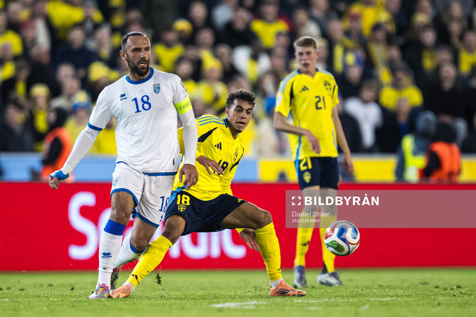 Vedat Muriqi of Kosovo and Yasin Ayari of Sweden