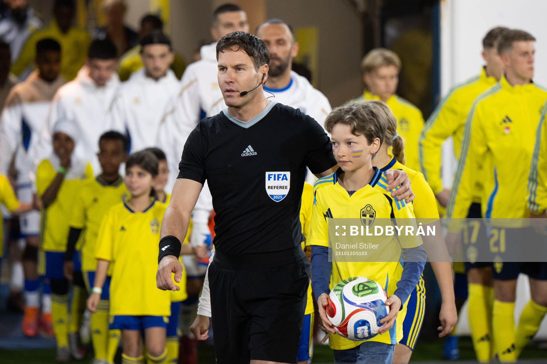 Referee Danny Makkelie  with a mascot