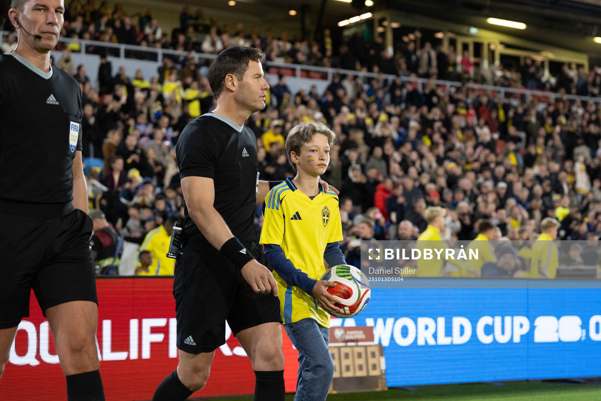 Referee Danny Makkelie  with a mascot