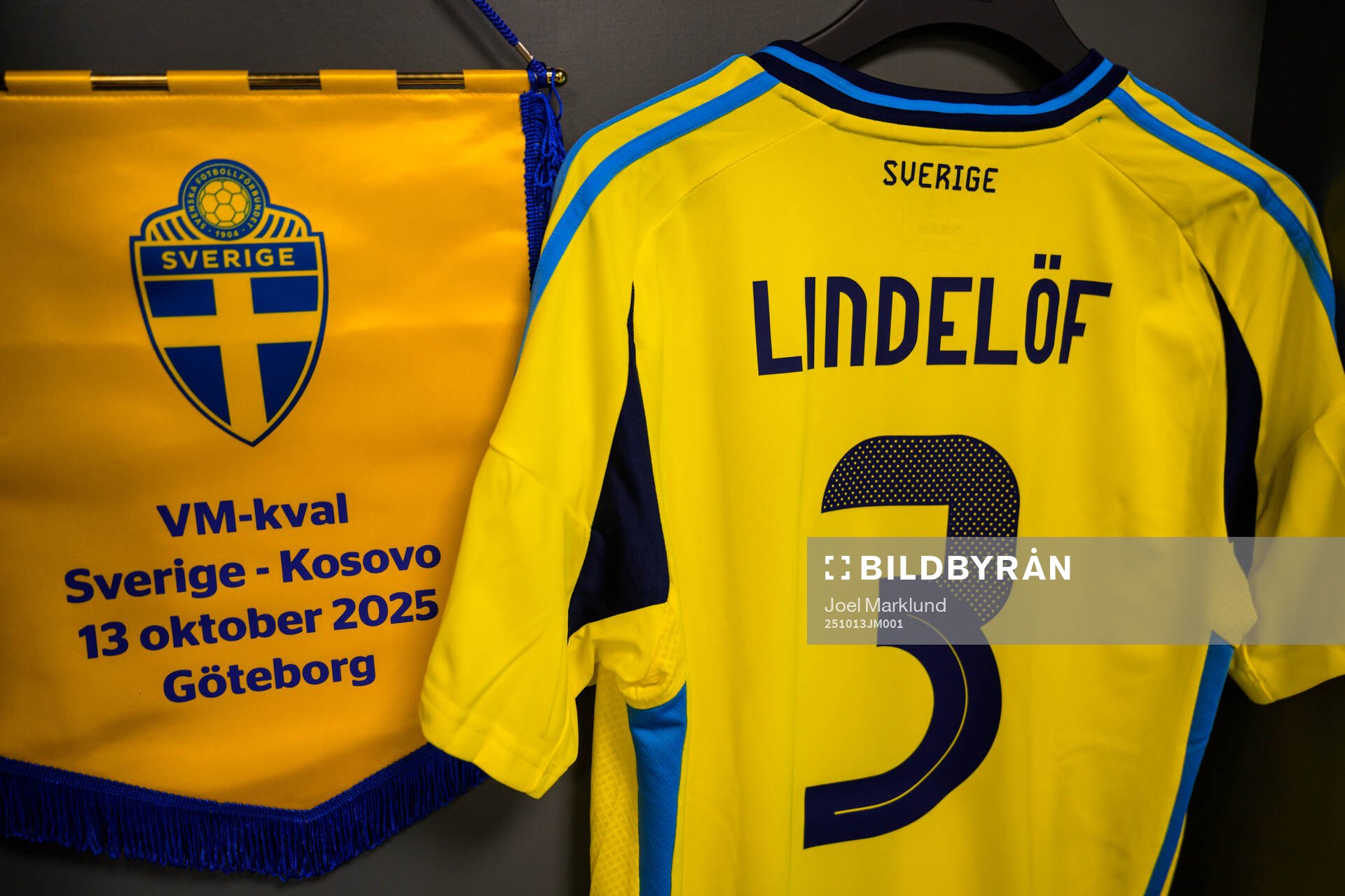 The jersey of Victor Nilsson Lindelöf in the dressing room