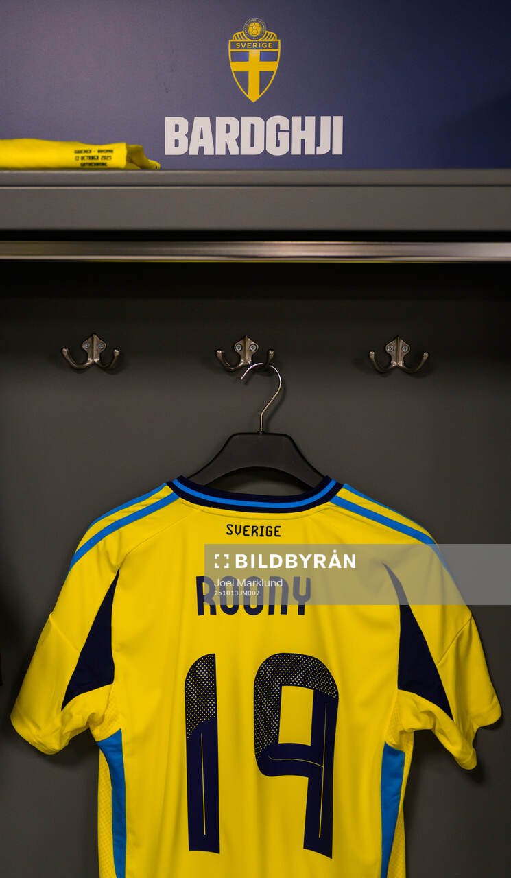 The jersey of Roony Bardghji in the dressing room of Sweden