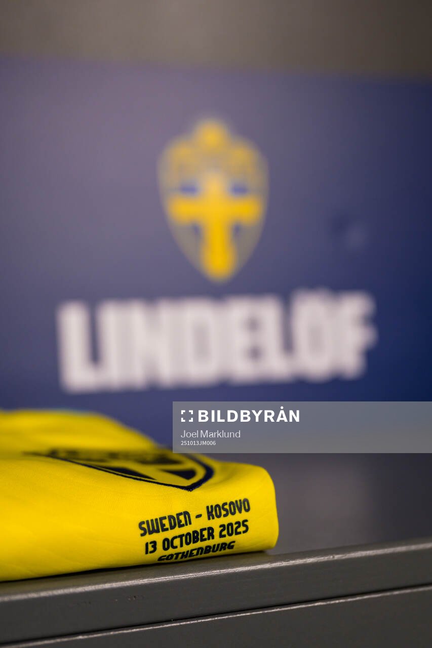 The jersey of Victor Nilsson Lindelöf in the dressing room