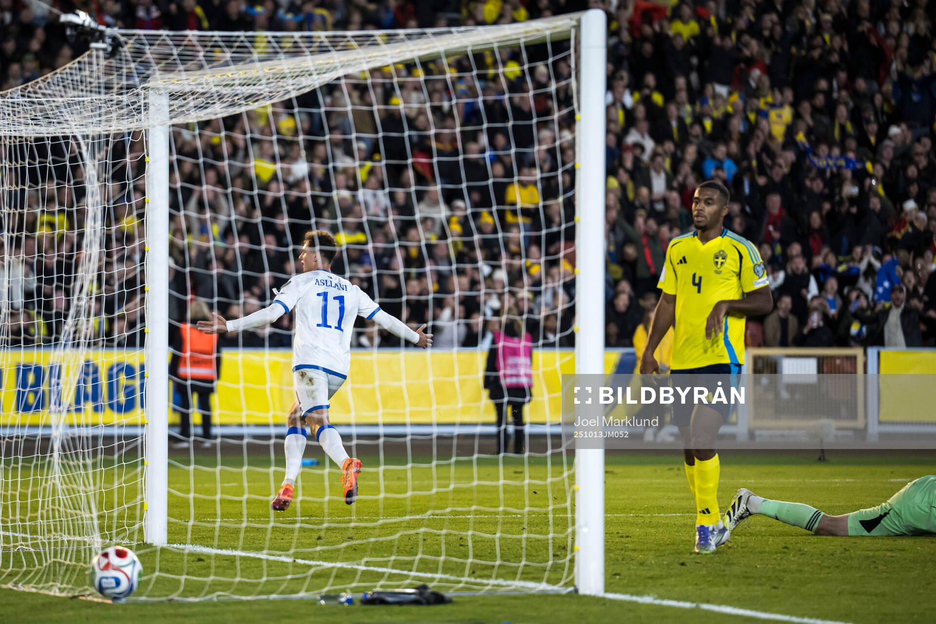 Fisnik Asllani of Kosovo celebrate the 0-1 goal while Isak