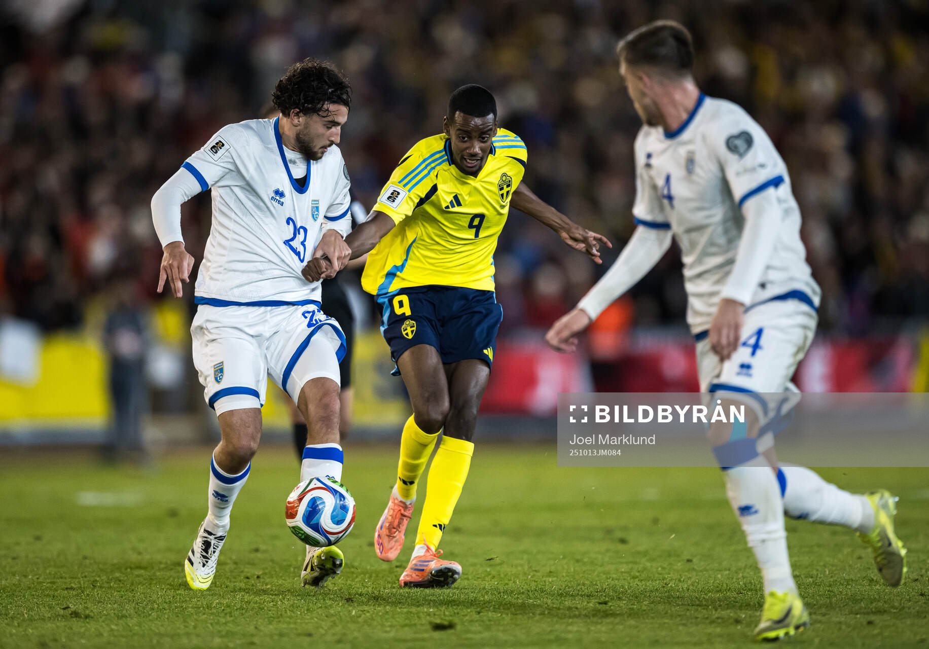 Leon Avdullahu of Kosovo and Alexander Isak of Sweden
