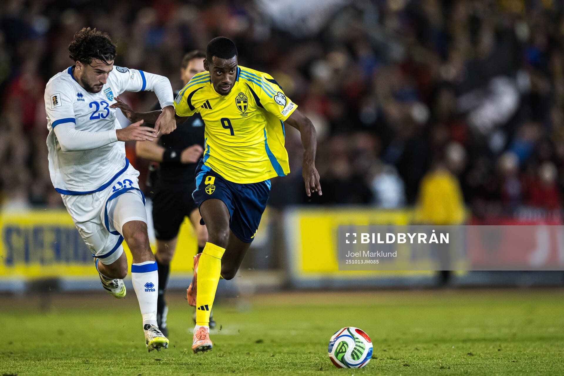 Leon Avdullahu of Kosovo and Alexander Isak of Sweden