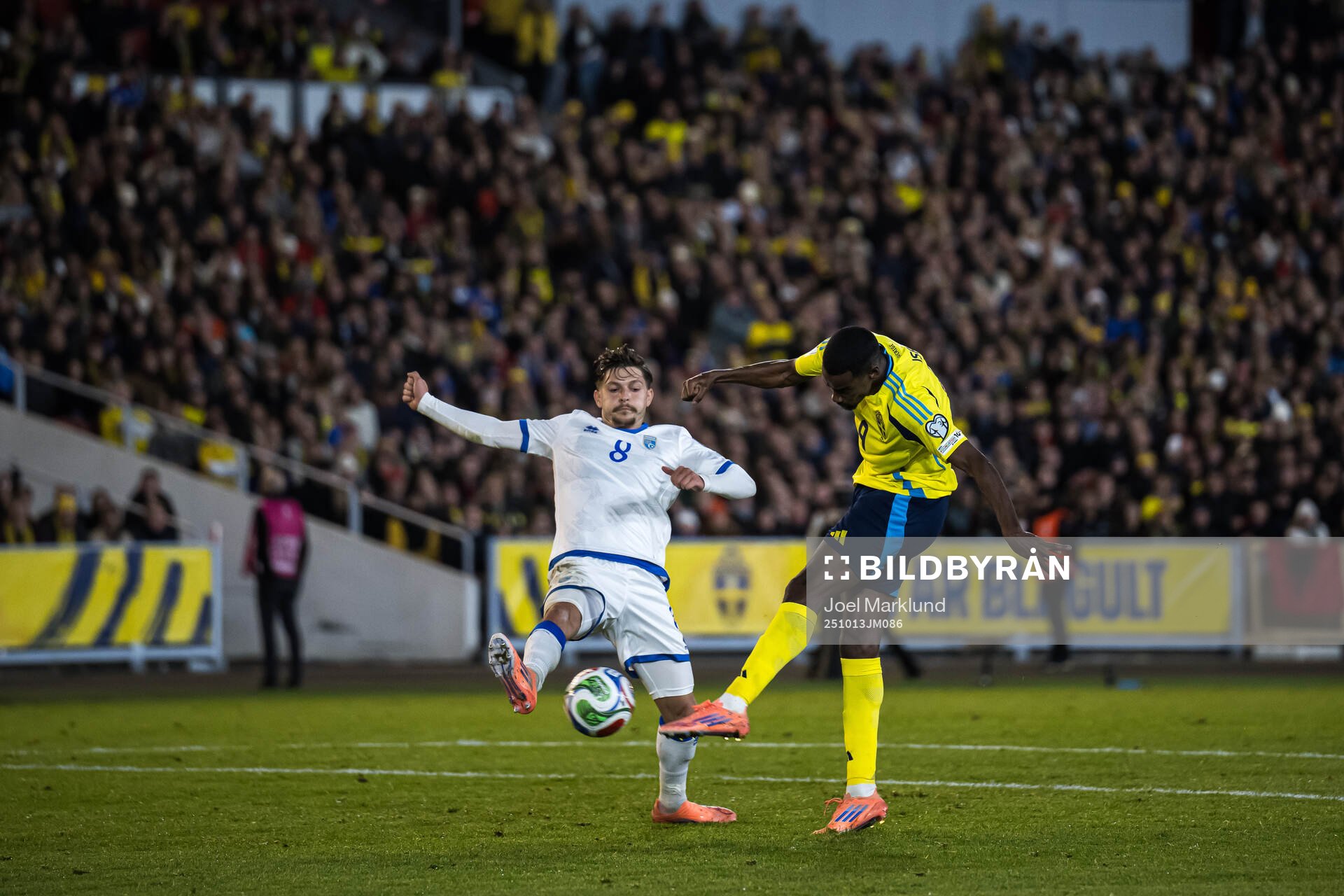 Florent Muslija of Kosovo and Alexander Isak of Sweden
