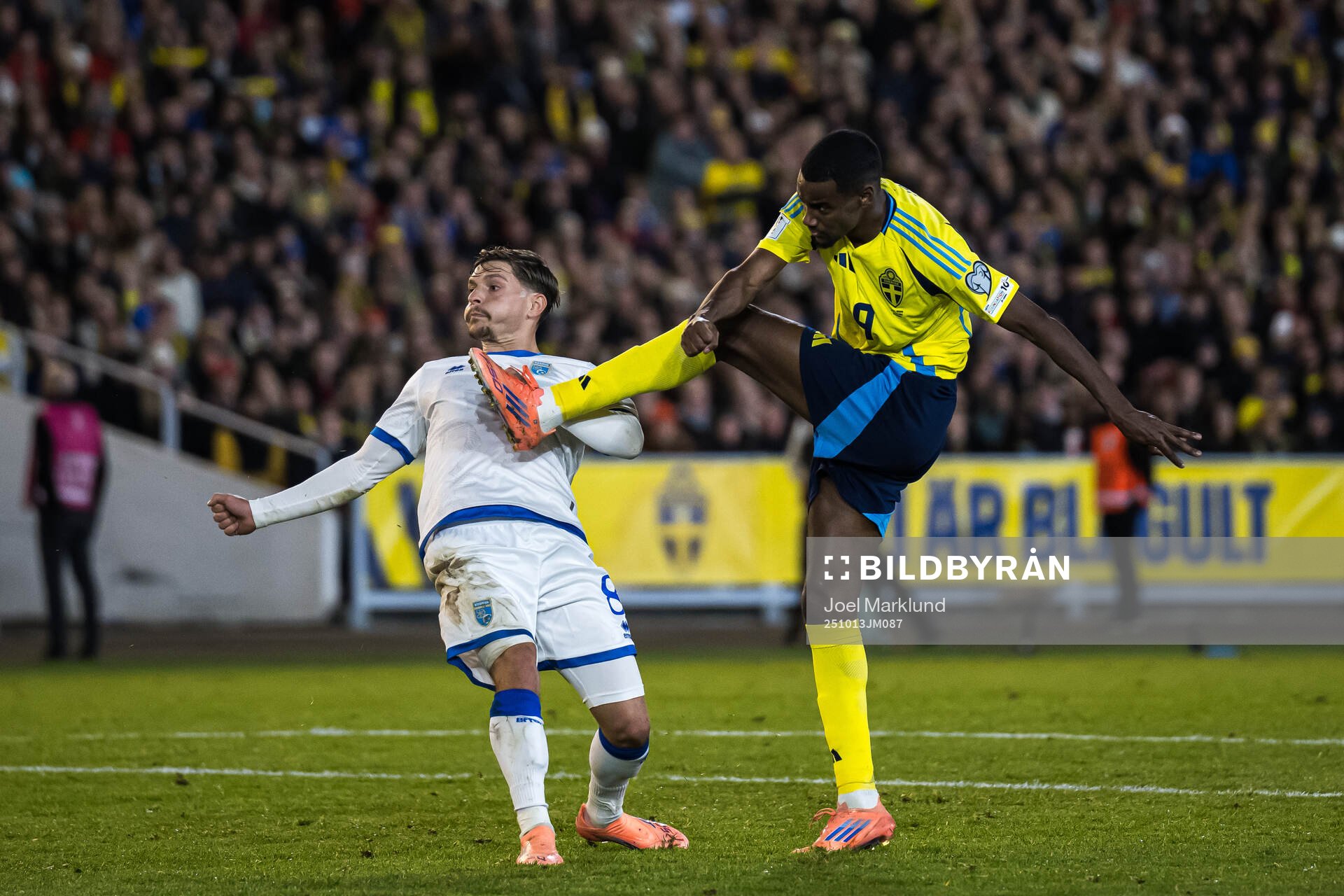 Florent Muslija of Kosovo and Alexander Isak of Sweden