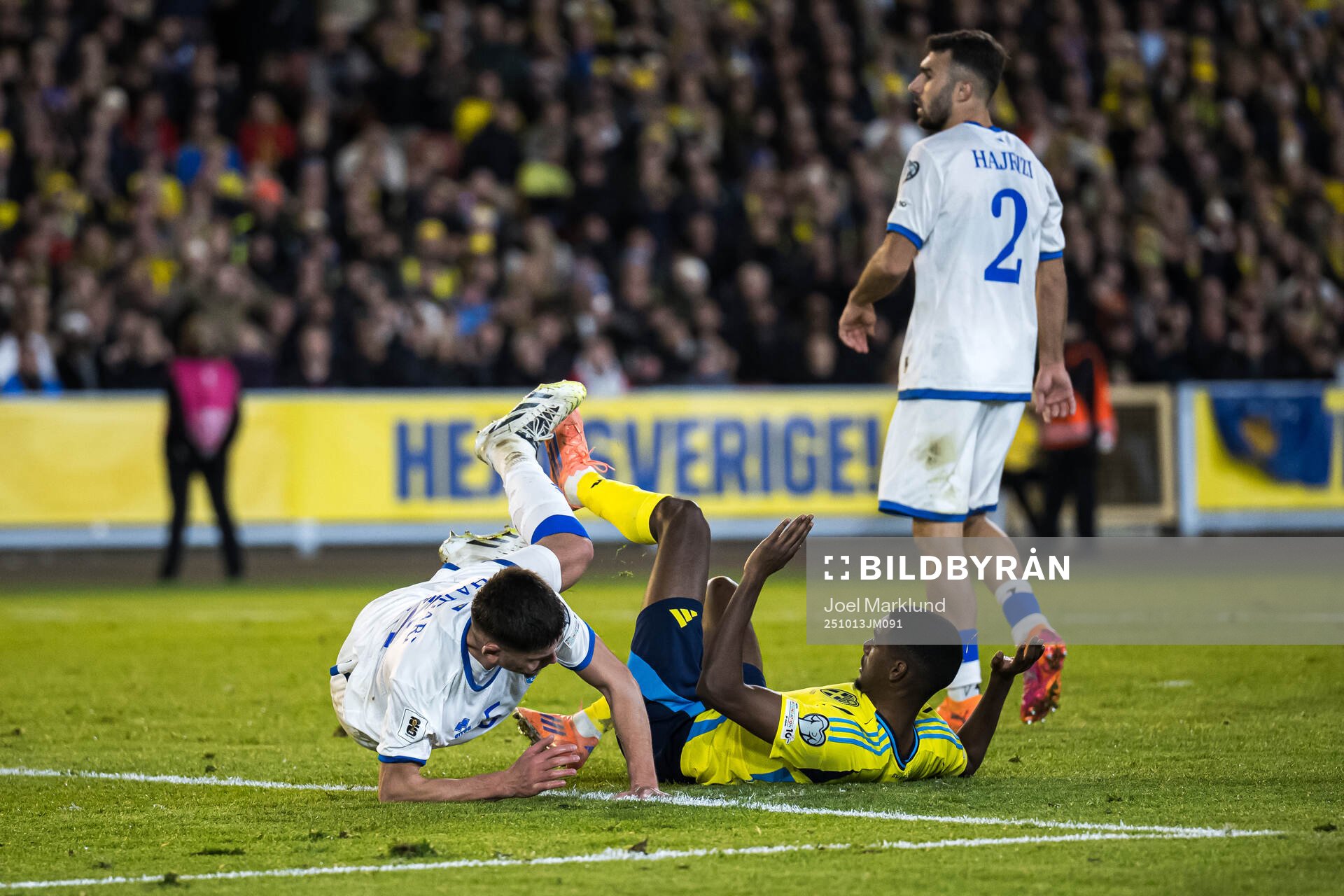 Albian Hajdari of Kosovo and Alexander Isak of Sweden