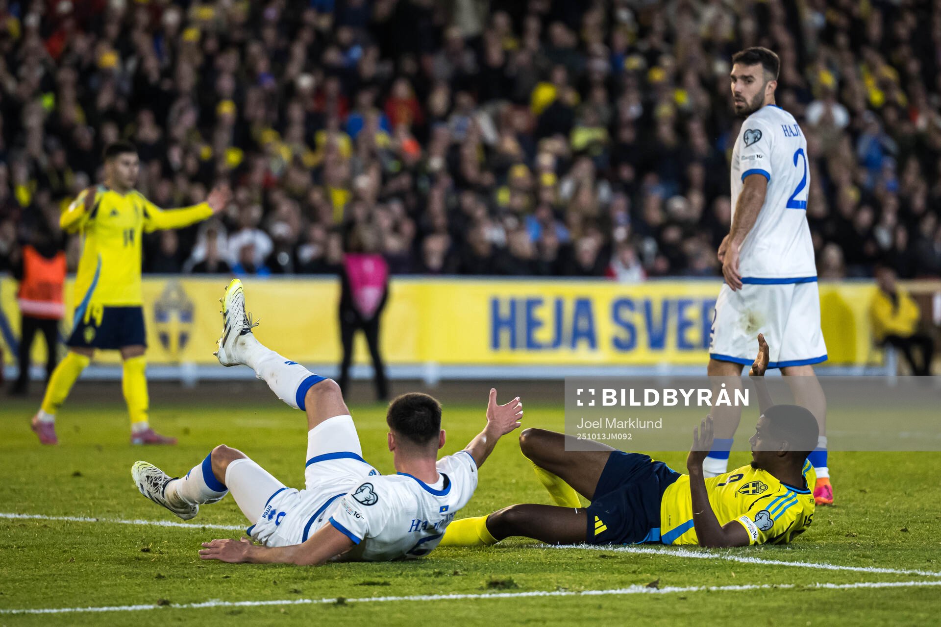 Albian Hajdari of Kosovo and Alexander Isak of Sweden