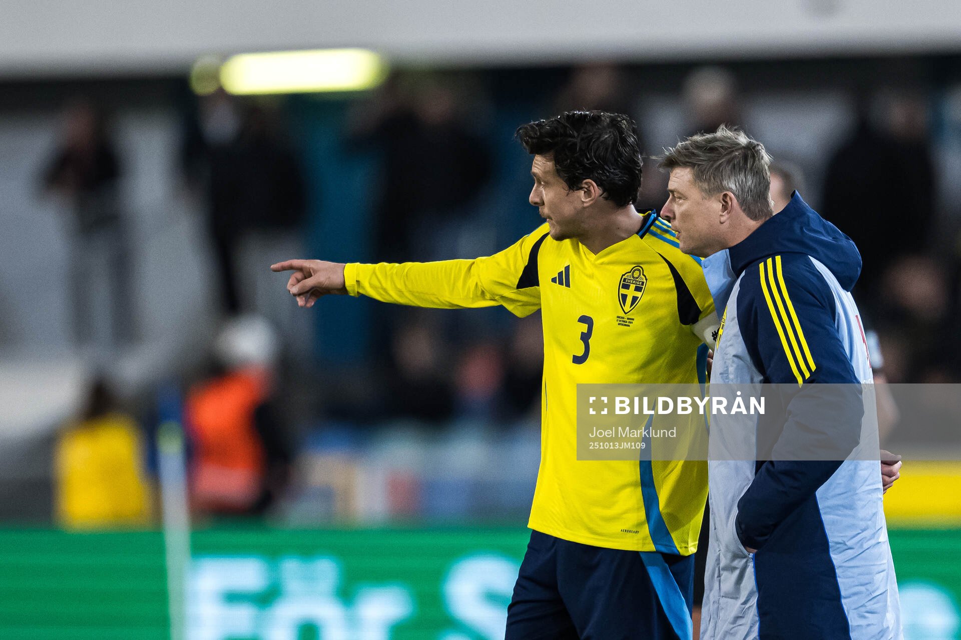 Victor Nilsson Lindelöf and Head coach Jon Dahl Tomasson
