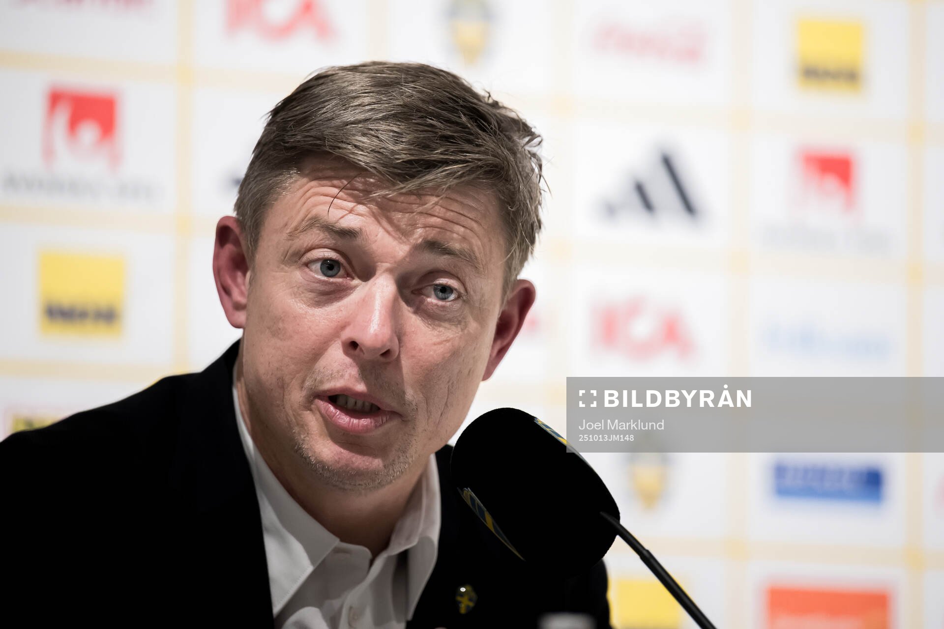Head coach Jon Dahl Tomasson of Sweden