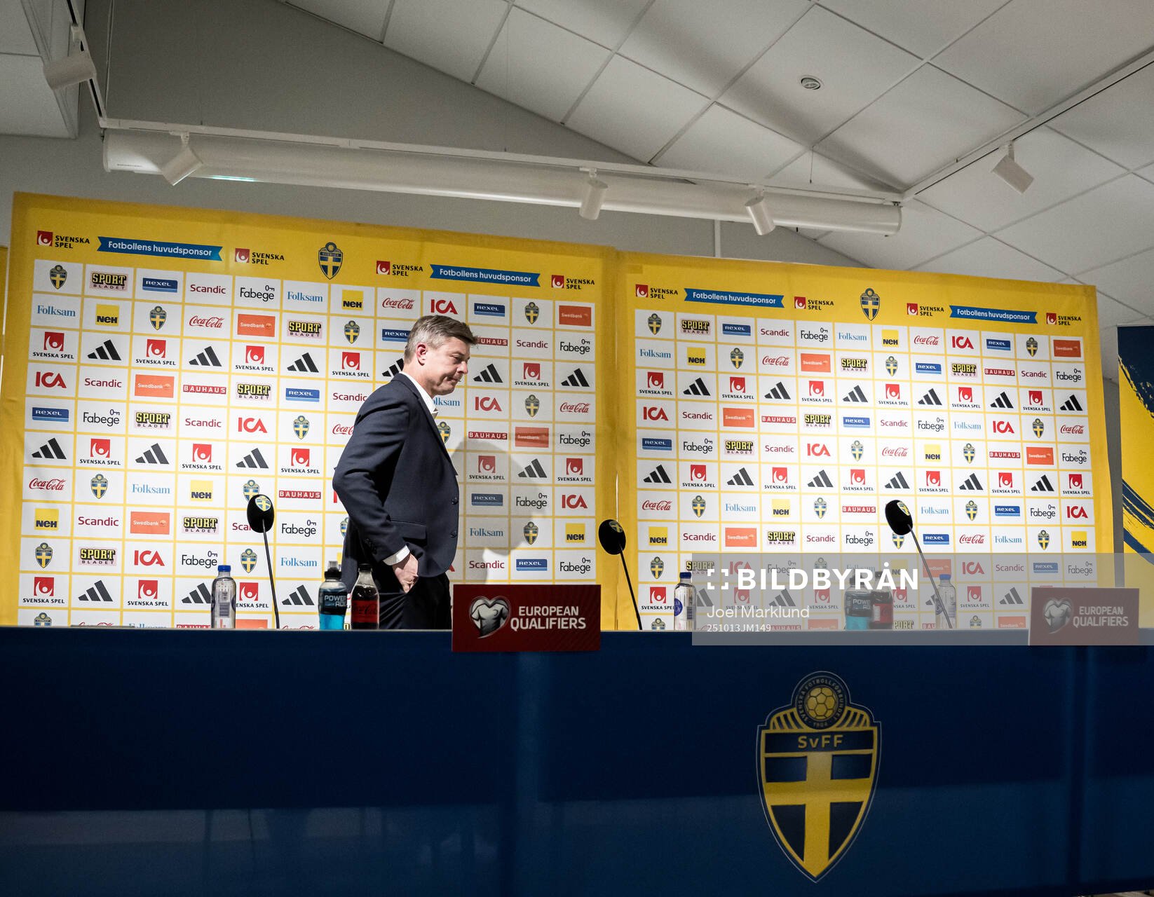 Head coach Jon Dahl Tomasson of Sweden