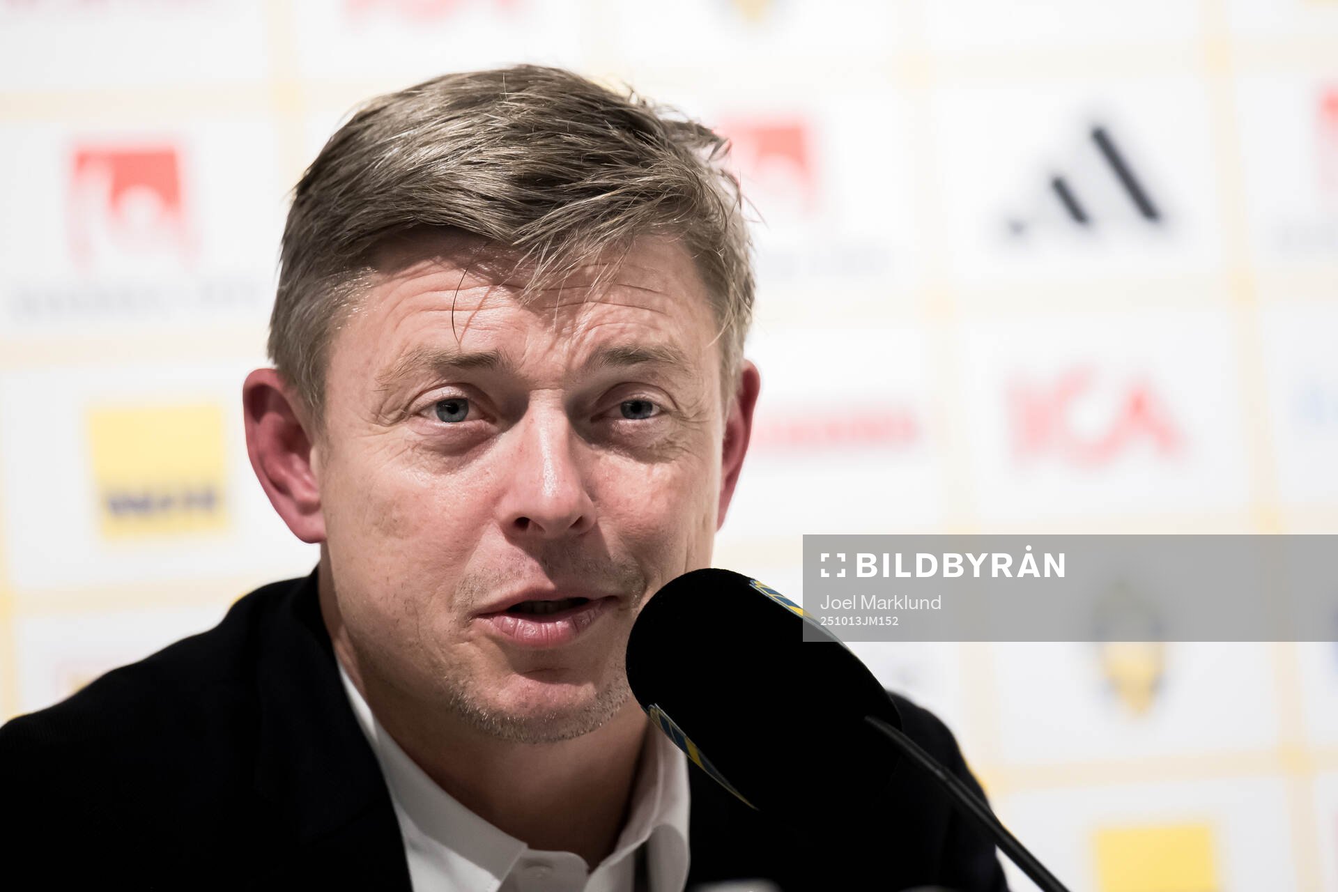 Head coach Jon Dahl Tomasson of Sweden