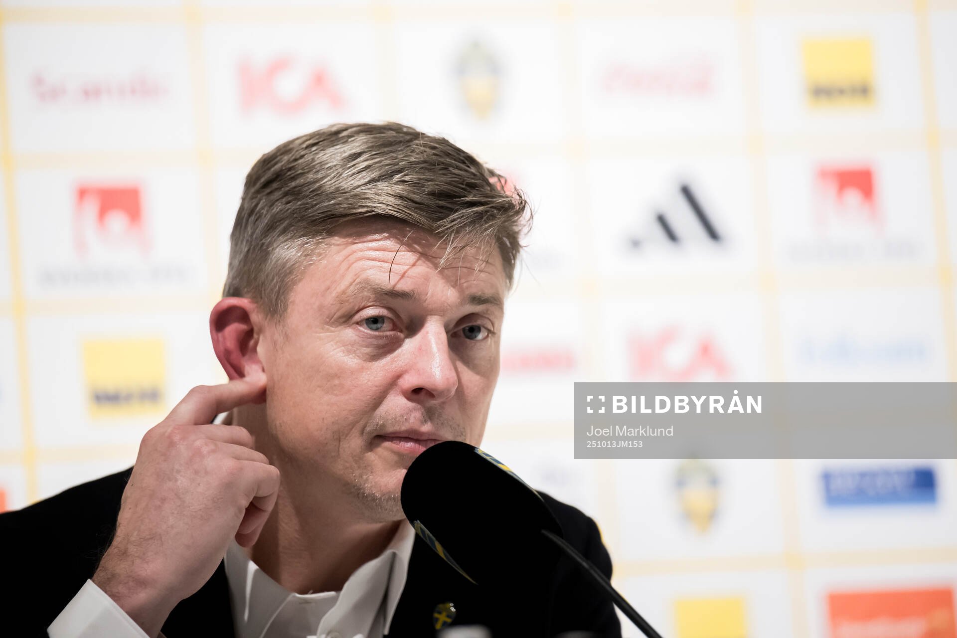 Head coach Jon Dahl Tomasson of Sweden