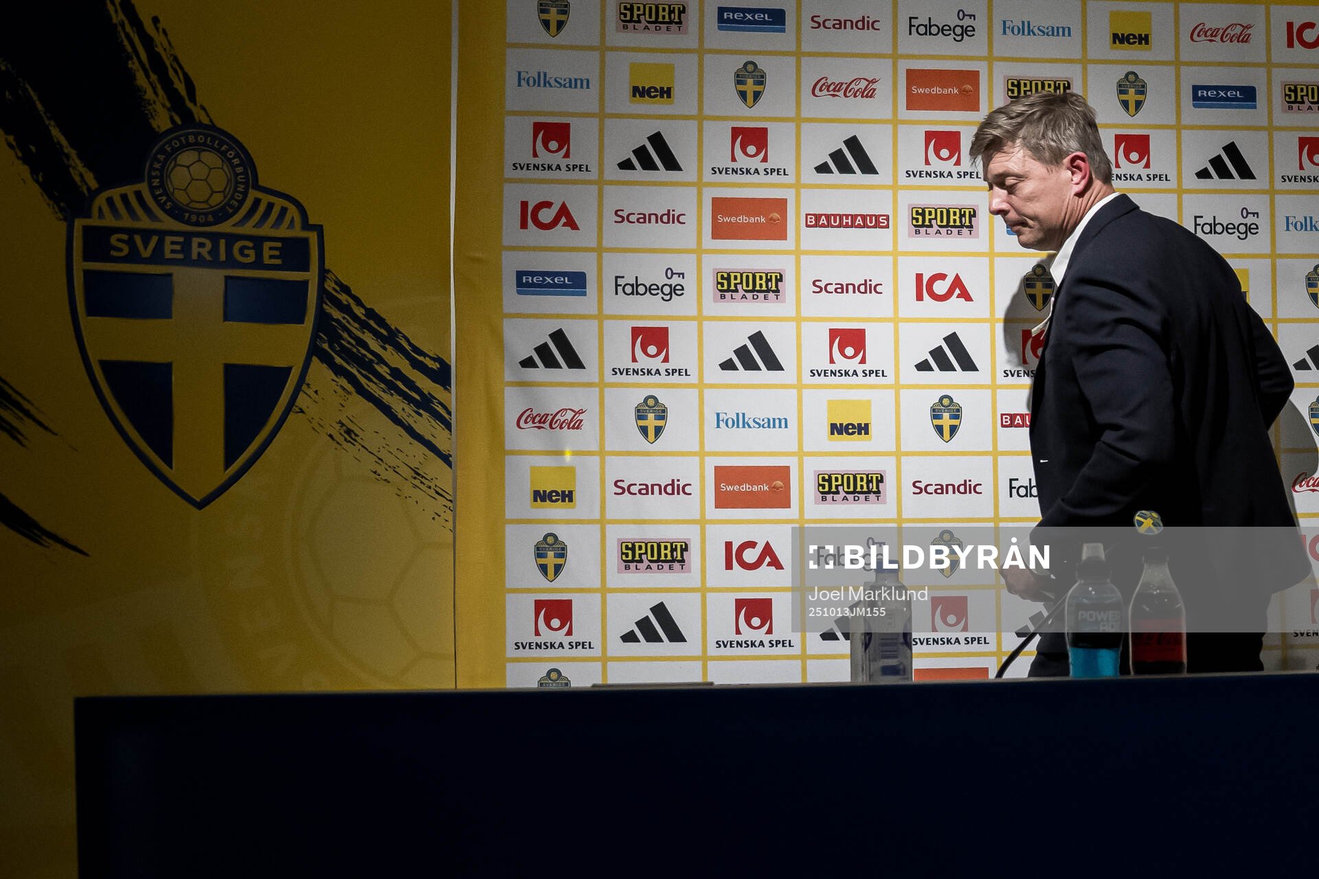 Head coach Jon Dahl Tomasson of Sweden