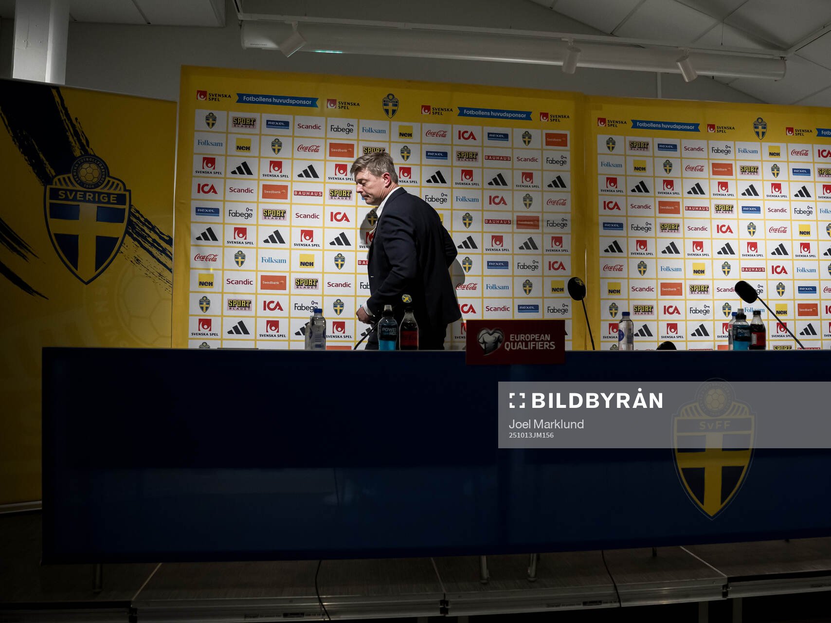 Head coach Jon Dahl Tomasson of Sweden