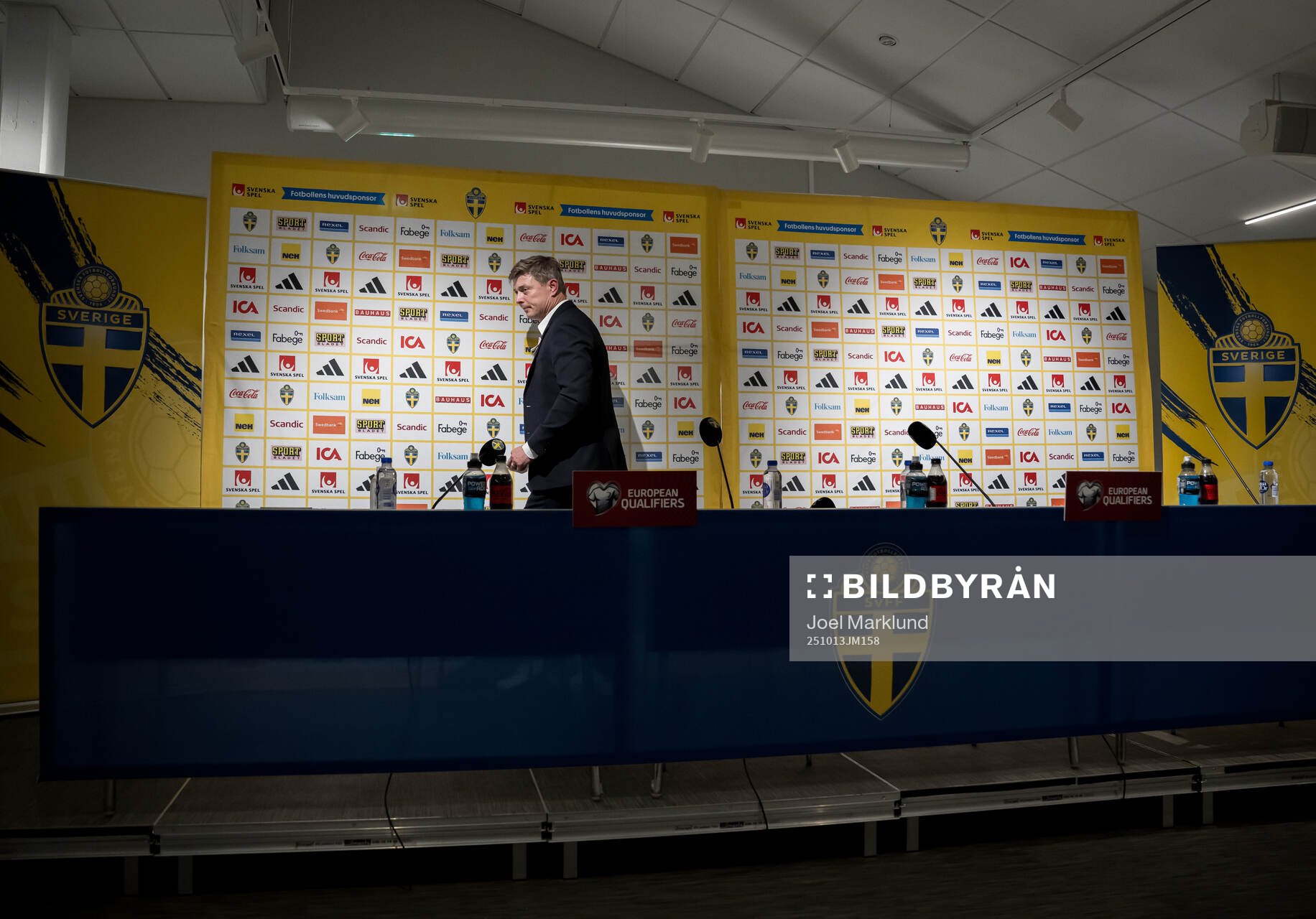 Head coach Jon Dahl Tomasson of Sweden