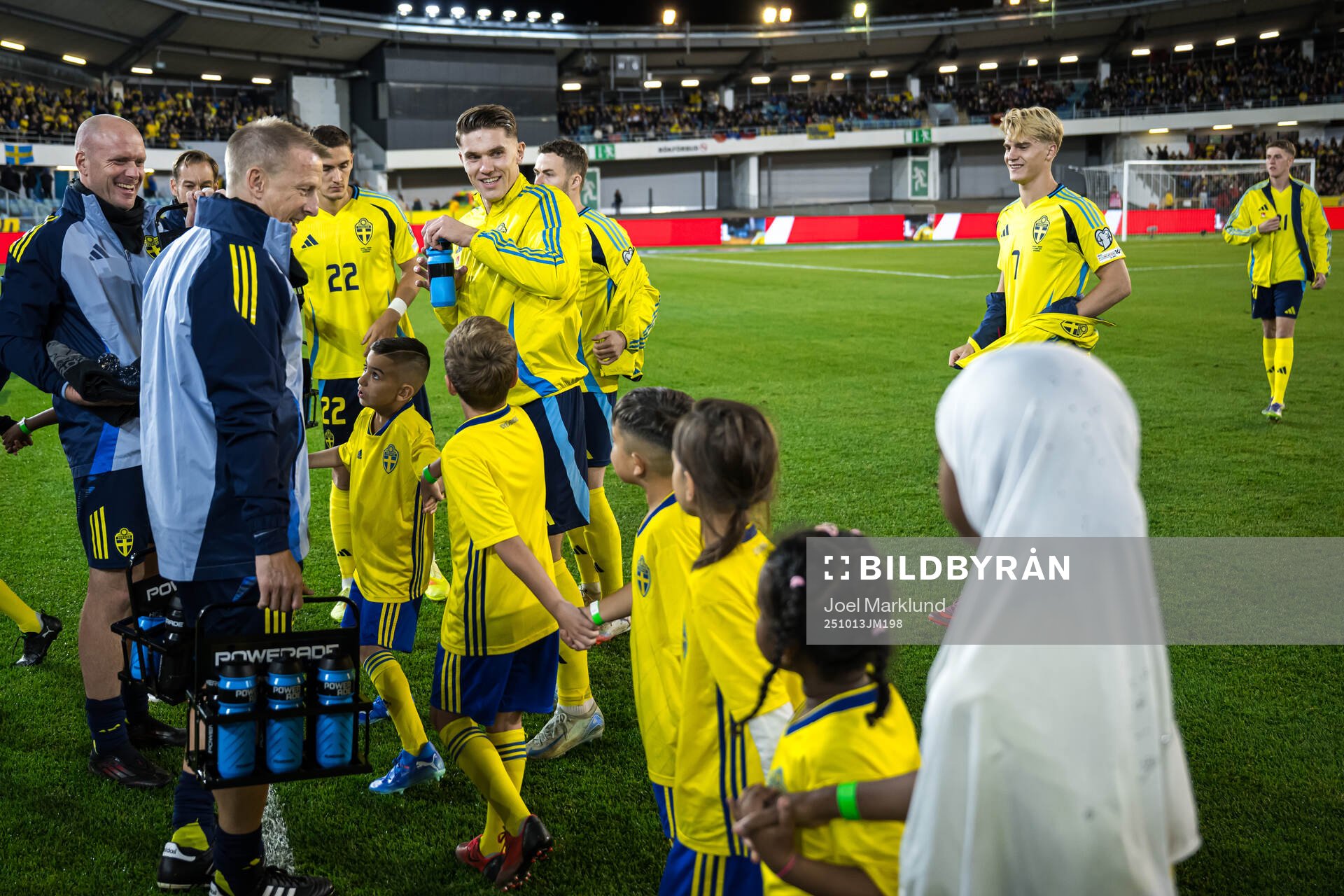 Mascots walk in front of Viktor Gyökeres and Lucas