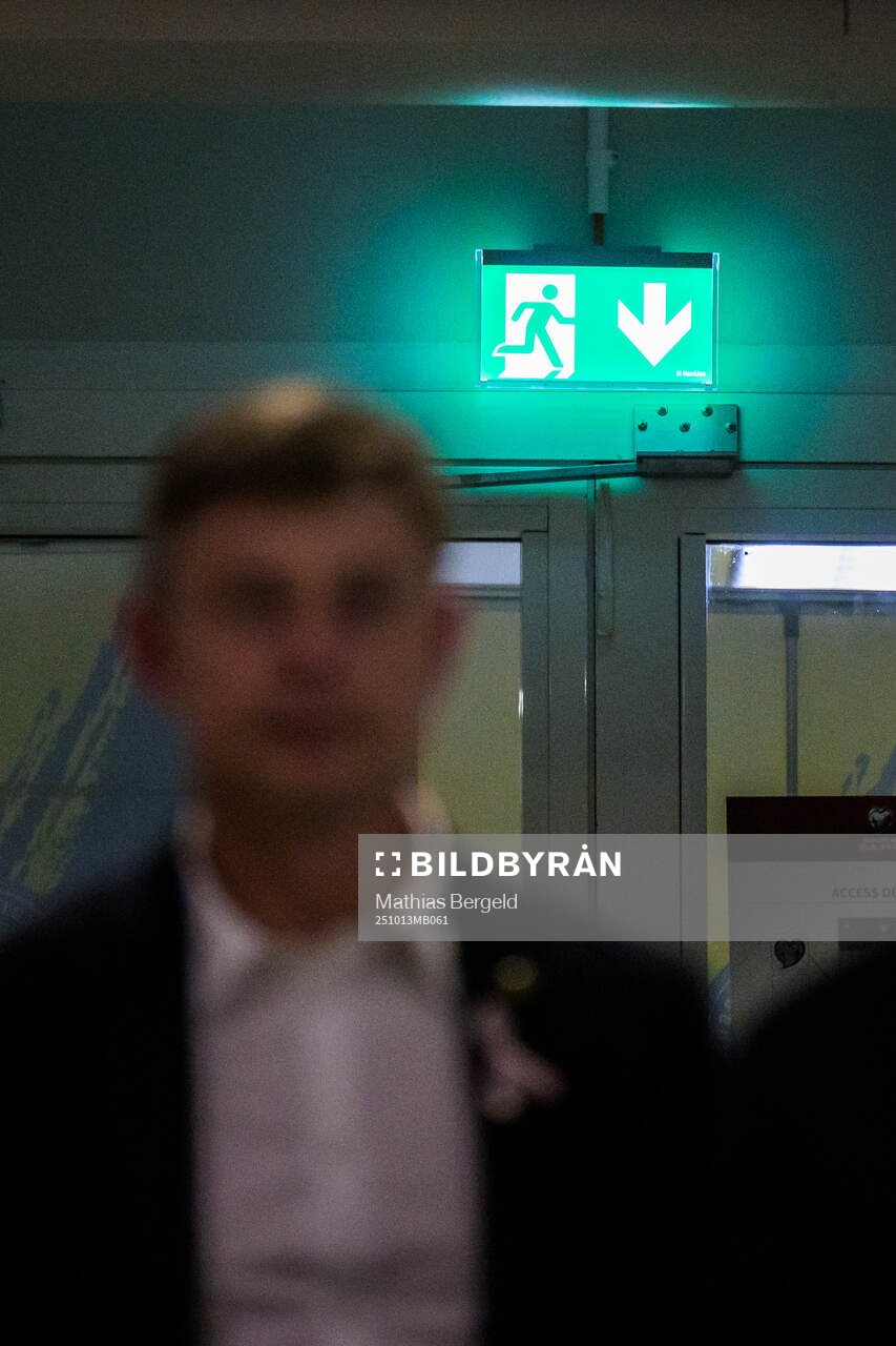 Head coach Jon Dahl Tomasson of Sweden