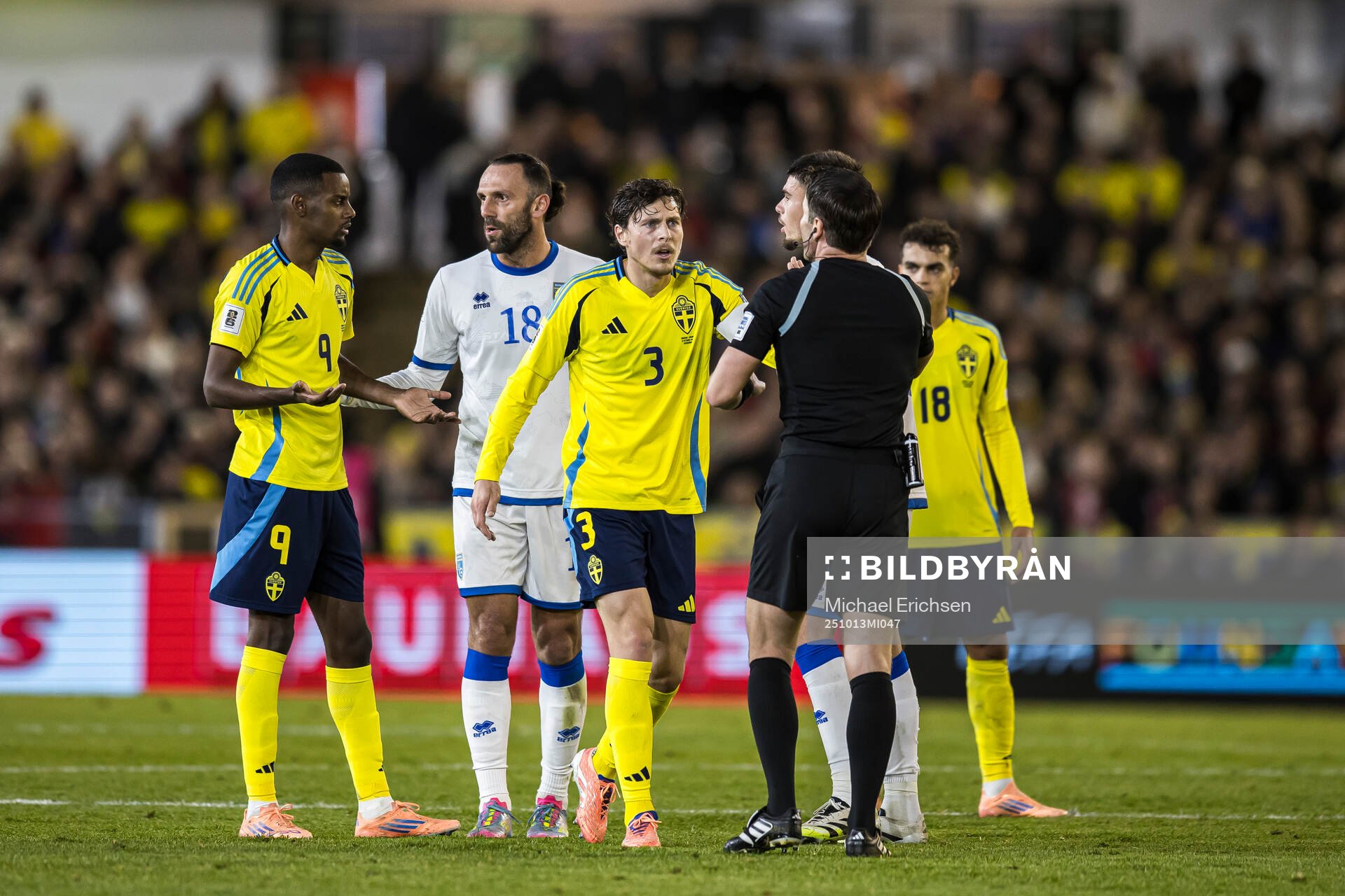 Alexander Isak, Victor Nilsson Lindelöf of Sweden and
