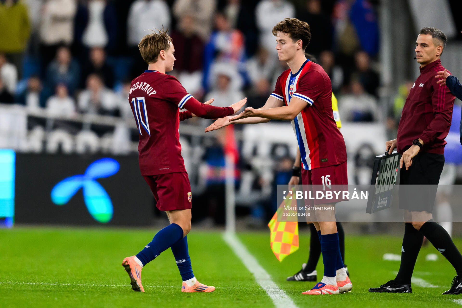 Andreas Schjelderup changes with Sverre Nypan of Norway