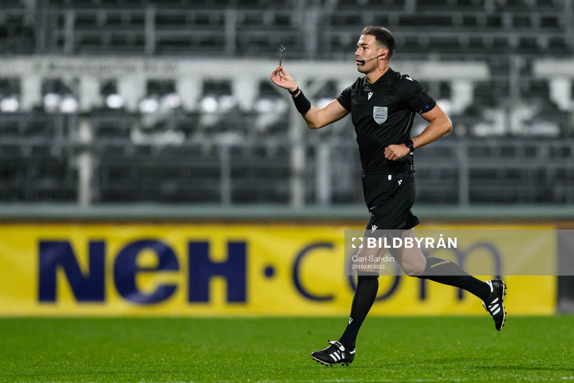 Referee Oguzhan Çakir with a scissor