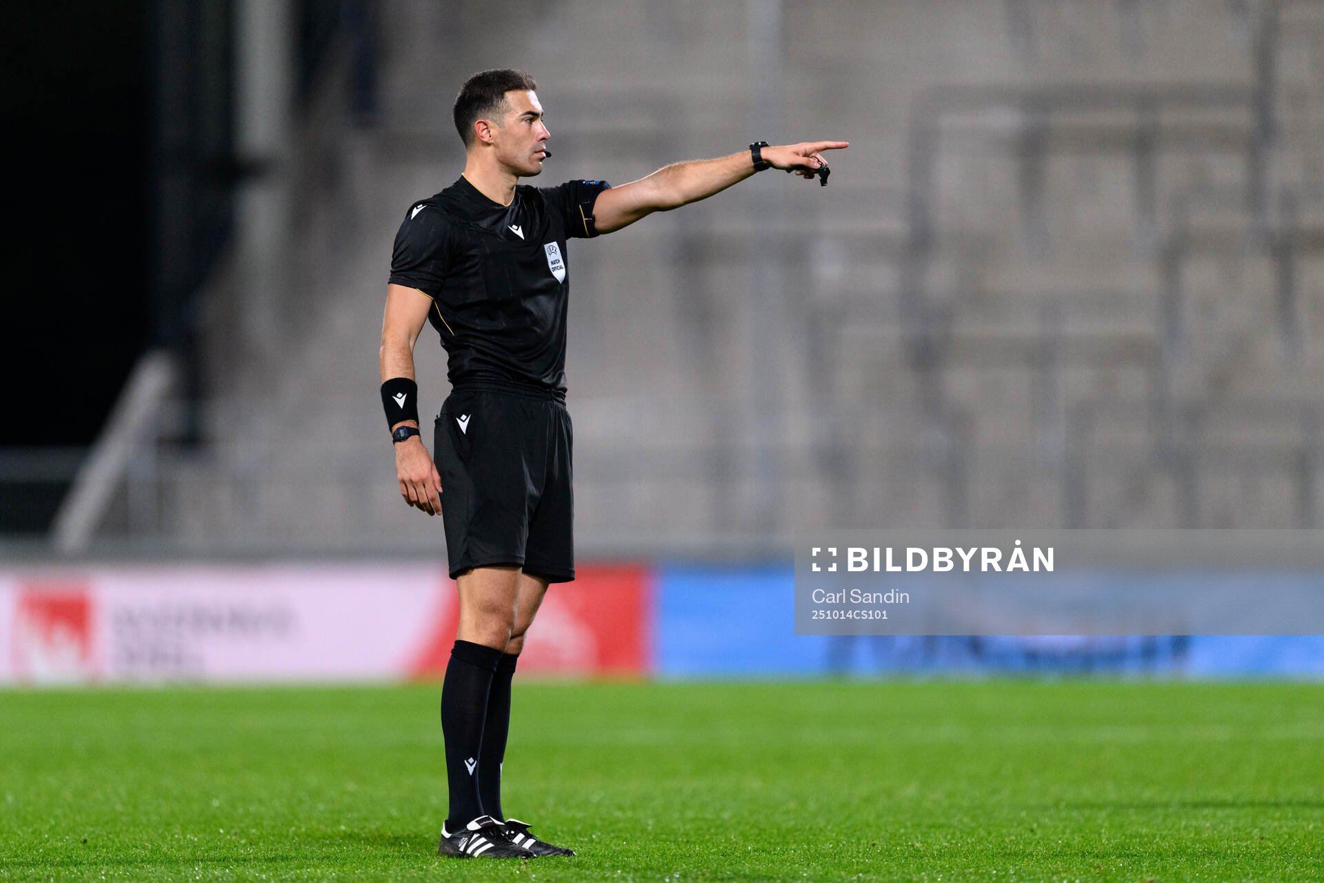 Referee Oguzhan Cakir