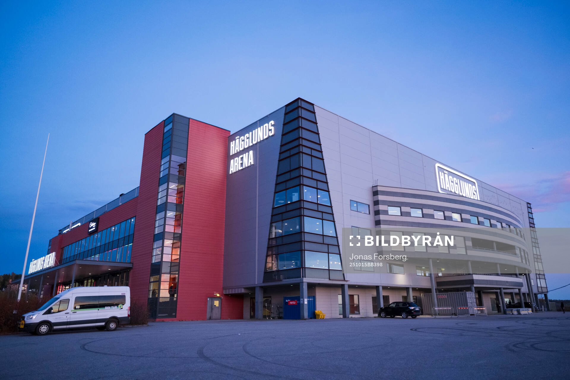 Hägglunds Arena innan ishockeymatchen i Hockeyallsvenskan