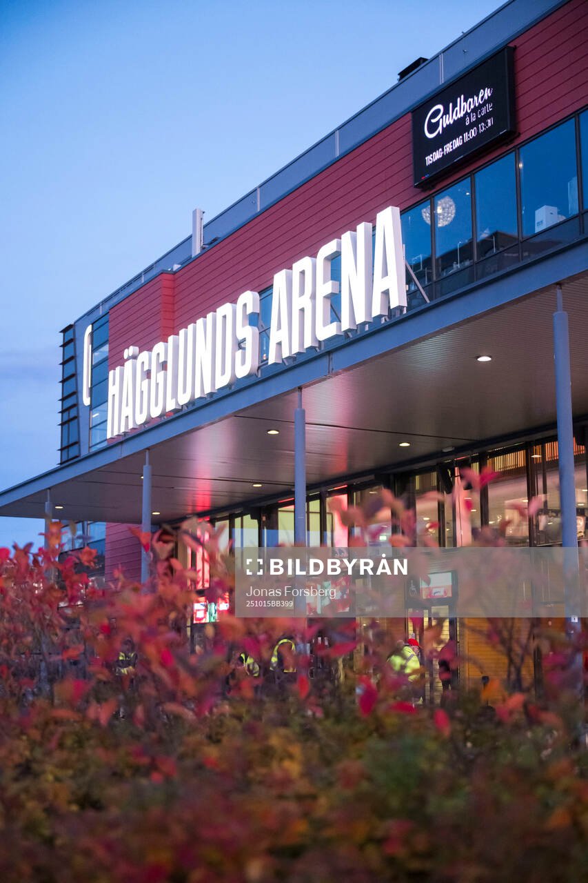 Hägglunds Arena innan ishockeymatchen i Hockeyallsvenskan