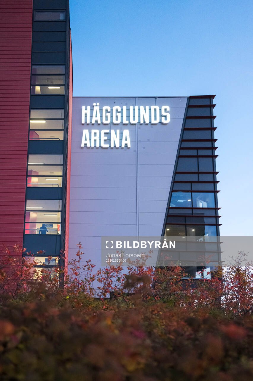 Hägglunds Arena innan ishockeymatchen i Hockeyallsvenskan