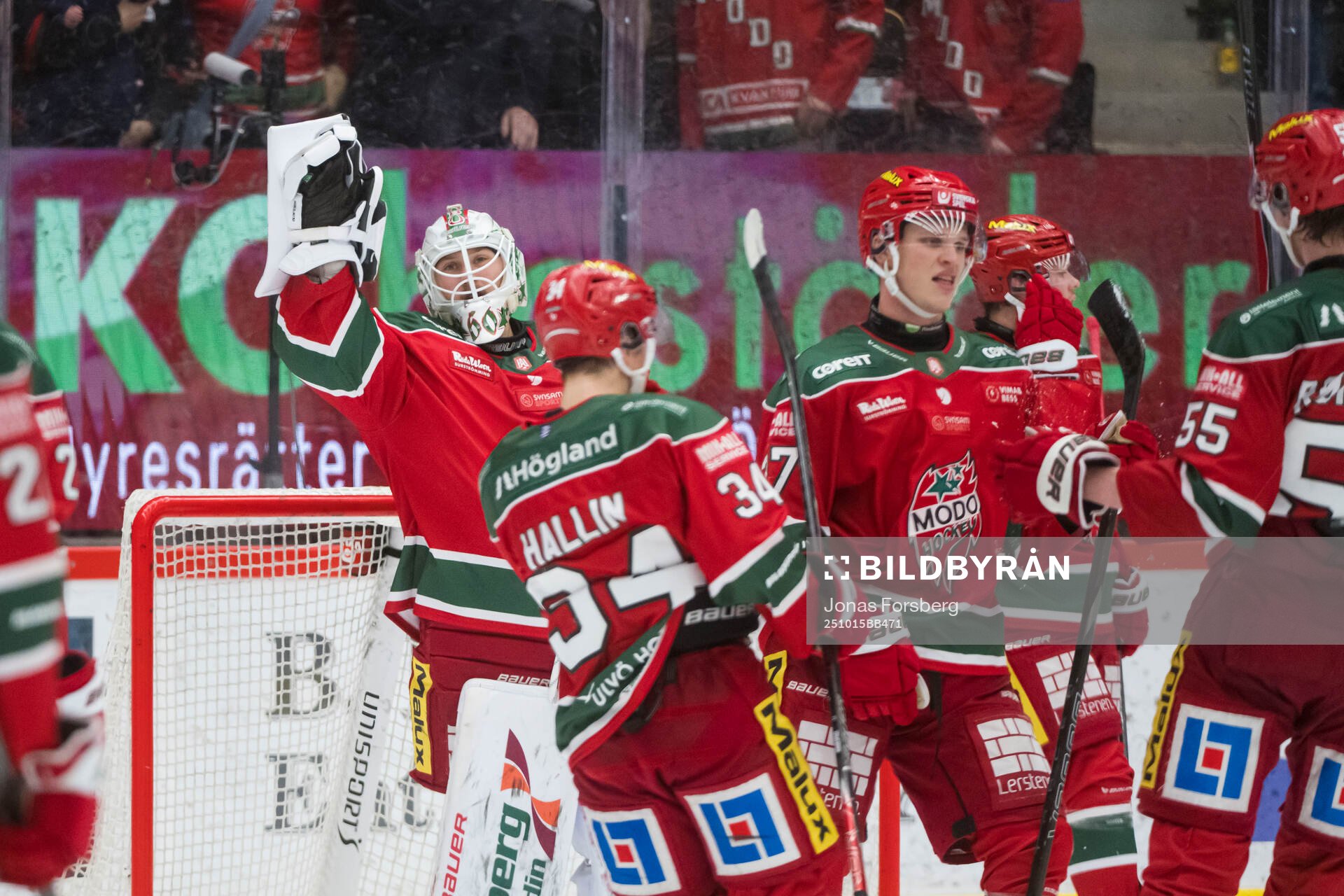 Modos målvakt Edvin Olofsson jublar